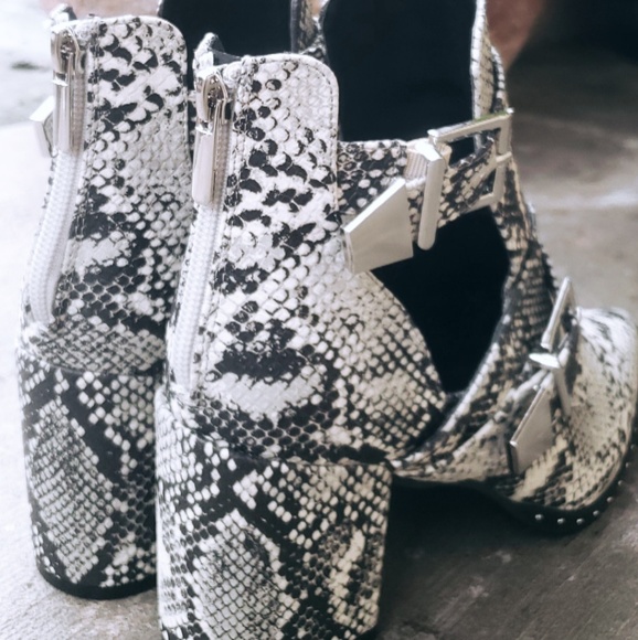 🚨//LAST PAIR// Snake print booties - Picture 5 of 8